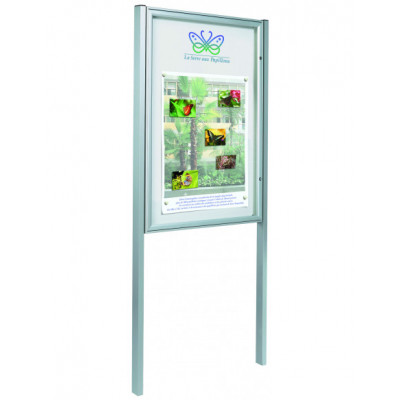 3 vitrines sur poteaux...